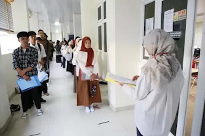 Peran Tim di Balik Layar Jaga Kelancaran UTBK di Universitas Negeri Padang.