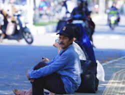 Perjuangan Orang Tua Iringi Anak Menuju Kampus Impian