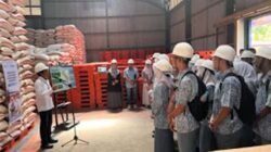 Kunjungan siswa SMA Negeri 6 Padang ke gudang BULOG.