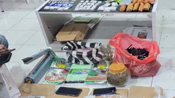 Barang Bukti ratusan paket narkotika yang berhasil diungkap.