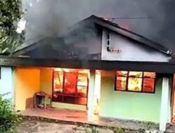 Warga Gotong Royong Padamkan Kebakaran di Koto Gadang