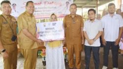 Wali Kota Pariaman Yota Balad menyerahkan secara simbolis bantuan Sembako.