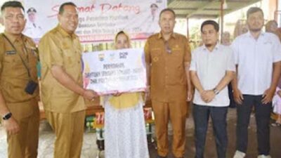 Wali Kota Pariaman Yota Balad menyerahkan secara simbolis bantuan Sembako.