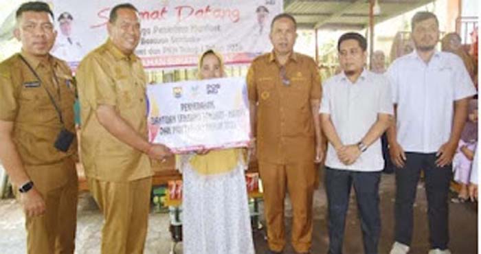 Wali Kota Pariaman Yota Balad menyerahkan secara simbolis bantuan Sembako.