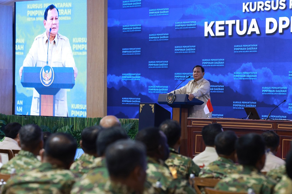 Presiden Prabowo Subianto saat berpidato dalam Pengarahan Presiden Republik Indonesia pada Kursus Pemantapan Pimpinan Daerah bagi Ketua DPRD Seluruh Indonesia di Magelang, Jawa Tengah, Sabtu (18/4/2026).