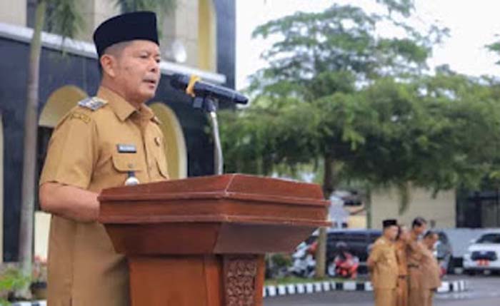 Bupati Pasaman Welly Suhery memimpin apel gabungan ASN.