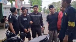 Dua pencuri motor ditangkap polisi saat asyik makan rujak.