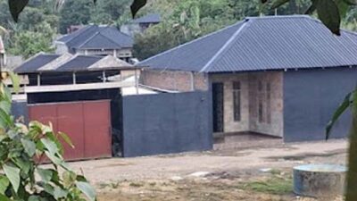 Bangunan yang diduga warga tempat hiburan malam di permukiman warga Dusun II.