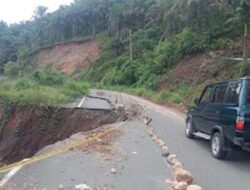 Jalan Ambles di Agam, Jalur ke Bukittinggi Tersendat