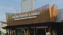Rumah Makan Gonraya Lamo di kawasan Stasiun Lambuang atau di depan Hotel Demen.