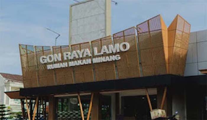Rumah Makan Gonraya Lamo di kawasan Stasiun Lambuang atau di depan Hotel Demen.