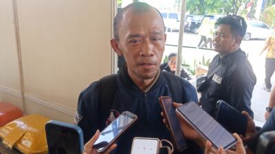 Ayah Afna, Rahmat menceritakan kisah anaknya yang selamat dari kecelakaan kereta di Bekasi Timur saat ditermui Rabu (29/4/2026).