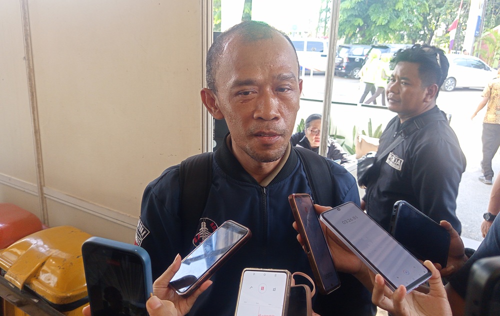 Ayah Afna, Rahmat menceritakan kisah anaknya yang selamat dari kecelakaan kereta di Bekasi Timur saat ditermui Rabu (29/4/2026).