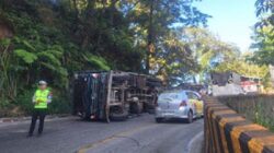 Gagal Menanjak, Truk Pengangkut Semen Alami Kecelakaan Tunggal.