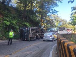 Truk Semen Terguling di Panorama I Sitinjaulauik, Arus Padang–Solok Terganggu