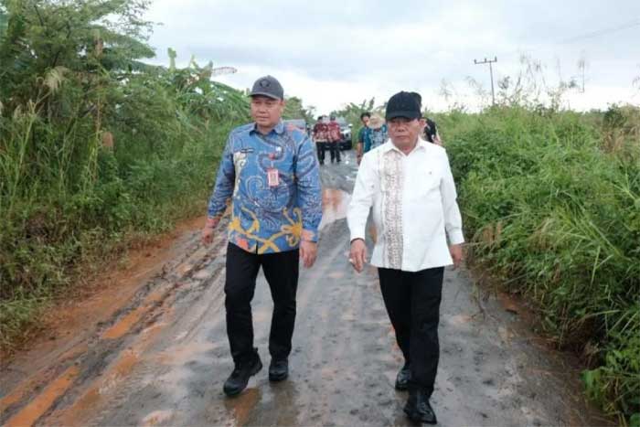 Bupati Kapuas Wiyatno Janjikan Perbaikan Jalan Kapuas Kuala, Alat Berat Segera Diturunkan