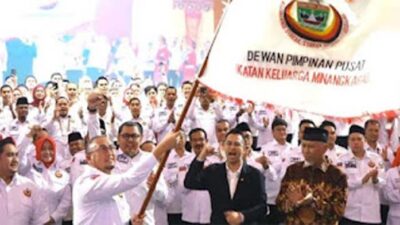 Gubernur Sumbar Mahyeldi Ansharullah menghadiri acara pengukuhan Pengurus.