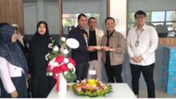 Komisari SR12, Ridwanto Efendy, memotong tumpeng.