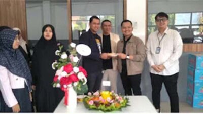 Komisari SR12, Ridwanto Efendy, memotong tumpeng.