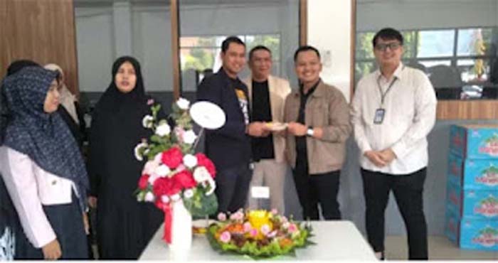 Komisari SR12, Ridwanto Efendy, memotong tumpeng.