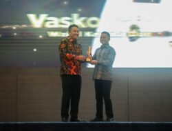 Wagub Sumbar Vasko Ruseimy Terima Penghargaan Parlemen Jurnalis Awards 2026