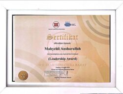 Gubernur Mahyeldi Menerima Penghargaan “Leadership Award” dari IAI Sumbar
