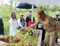 Sekda Kapuas Hadiri Pemakaman Kadis DPMD, Tabur Bunga Sebagai Ungkapan Duka