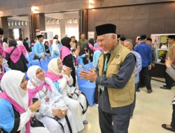 Gubernur Mahyeldi Lepas Keberangkatan 384 Calon Jemaah Haji Kloter 1 Embarkasi Padang tahun 1447 H/2026 M