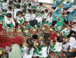 Rabu Berkah , TP PKK dan Bunda PAUD Bagikan Sarapan Bergizi untuk Warga