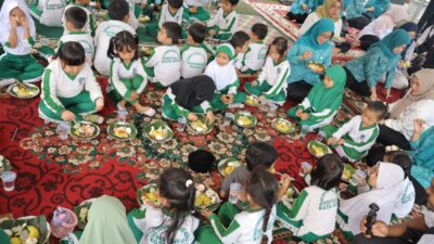 Rabu Berkah , TP PKK dan Bunda PAUD Bagikan Sarapan Bergizi untuk Warga