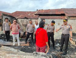 Rian Darmawan dan AKBP Wahyu Endrajaya Kunjungi Korban Kebakaran dan Berikan Bantuan