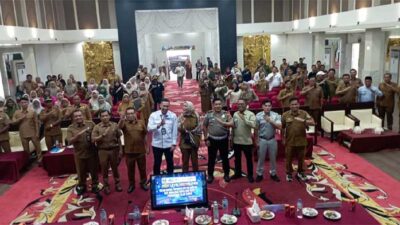 Dharmasraya, 28 April 2026 — Dalam upaya meningkatkan pendapatan daerah serta memperkuat kesadaran masyarakat terhadap pentingnya tertib administrasi kendaraan bermotor, Tim Pembina Samsat Dharmasraya melaksanakan kegiatan sosialisasi optimalisasi Pajak Kendaraan Bermotor (PKB), SWDKLLJ, opsen pajak, serta digitalisasi sistem pembayaran pajak daerah pada Selasa (28/4). Kegiatan yang berlangsung di Kabupaten Dharmasraya ini dihadiri oleh Bupati Dharmasraya, Sekretaris Daerah Kabupaten Dharmasraya, Asisten III, Bapenda Kabupaten Dharmasraya, KUPTD Samsat Dharmasraya, PT Jasa Raharja, Kasat Lantas, Pimpinan Cabang Bank Nagari Dharmasraya, serta seluruh camat dan wali nagari se-Kabupaten Dharmasraya. Kehadiran seluruh unsur pemerintahan hingga tingkat nagari ini menunjukkan komitmen bersama dalam mendorong peningkatan kepatuhan masyarakat terhadap pembayaran pajak daerah, khususnya PKB dan SWDKLLJ, sebagai salah satu sumber penting pendapatan daerah sekaligus bentuk perlindungan dasar bagi pengguna jalan. Dalam kegiatan tersebut, peserta mendapatkan pemaparan mengenai strategi peningkatan pendapatan PKB, optimalisasi opsen pajak, serta pentingnya pembayaran SWDKLLJ secara tepat waktu. Selain itu, turut disampaikan sosialisasi mengenai digitalisasi sistem pembayaran pajak daerah sebagai bentuk transformasi pelayanan publik agar masyarakat dapat lebih mudah, cepat, dan praktis dalam memenuhi kewajibannya. Seluruh camat dan wali nagari juga diberikan edukasi mengenai peran strategis pemerintah nagari dalam menyampaikan informasi kepada masyarakat terkait pentingnya kepatuhan pajak kendaraan bermotor. Dengan keterlibatan pemerintah nagari, diharapkan sosialisasi dapat menjangkau masyarakat hingga ke tingkat paling dekat. Kepala Kantor Wilayah PT Jasa Raharja Sumatera Barat, Teguh Afrianto, menyampaikan bahwa sinergi antara pemerintah daerah, Samsat, dan unsur pemerintahan nagari menjadi faktor penting dalam meningkatkan kepatuhan wajib pajak. “Optimalisasi PKB, opsen pajak, dan SWDKLLJ membutuhkan kolaborasi yang kuat dari seluruh stakeholder, termasuk pemerintah daerah hingga tingkat nagari. Dengan keterlibatan seluruh camat dan wali nagari, kami berharap edukasi kepada masyarakat dapat berjalan lebih efektif dan kepatuhan pembayaran pajak semakin meningkat,” ujar Teguh. Ia menambahkan bahwa digitalisasi pembayaran pajak menjadi solusi penting untuk meningkatkan kemudahan layanan kepada masyarakat. “Kami terus mendorong transformasi pelayanan melalui sistem pembayaran digital agar masyarakat dapat memenuhi kewajibannya dengan lebih cepat, aman, dan praktis. Ketika pelayanan dipermudah, maka tingkat kepatuhan masyarakat juga akan meningkat, dan hal itu berdampak langsung pada perlindungan dasar bagi pengguna jalan,” tambahnya. Melalui kegiatan ini, Jasa Raharja Sumatera Barat berharap kesadaran masyarakat Kabupaten Dharmasraya terhadap pentingnya membayar pajak tepat waktu semakin meningkat, sehingga mampu mendukung pembangunan daerah, perlindungan dasar bagi pengguna jalan, serta terciptanya sistem transportasi yang tertib dan berkeselamatan.