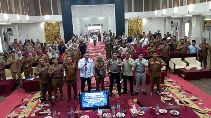 Dharmasraya, 28 April 2026 — Dalam upaya meningkatkan pendapatan daerah serta memperkuat kesadaran masyarakat terhadap pentingnya tertib administrasi kendaraan bermotor, Tim Pembina Samsat Dharmasraya melaksanakan kegiatan sosialisasi optimalisasi Pajak Kendaraan Bermotor (PKB), SWDKLLJ, opsen pajak, serta digitalisasi sistem pembayaran pajak daerah pada Selasa (28/4). Kegiatan yang berlangsung di Kabupaten Dharmasraya ini dihadiri oleh Bupati Dharmasraya, Sekretaris Daerah Kabupaten Dharmasraya, Asisten III, Bapenda Kabupaten Dharmasraya, KUPTD Samsat Dharmasraya, PT Jasa Raharja, Kasat Lantas, Pimpinan Cabang Bank Nagari Dharmasraya, serta seluruh camat dan wali nagari se-Kabupaten Dharmasraya. Kehadiran seluruh unsur pemerintahan hingga tingkat nagari ini menunjukkan komitmen bersama dalam mendorong peningkatan kepatuhan masyarakat terhadap pembayaran pajak daerah, khususnya PKB dan SWDKLLJ, sebagai salah satu sumber penting pendapatan daerah sekaligus bentuk perlindungan dasar bagi pengguna jalan. Dalam kegiatan tersebut, peserta mendapatkan pemaparan mengenai strategi peningkatan pendapatan PKB, optimalisasi opsen pajak, serta pentingnya pembayaran SWDKLLJ secara tepat waktu. Selain itu, turut disampaikan sosialisasi mengenai digitalisasi sistem pembayaran pajak daerah sebagai bentuk transformasi pelayanan publik agar masyarakat dapat lebih mudah, cepat, dan praktis dalam memenuhi kewajibannya. Seluruh camat dan wali nagari juga diberikan edukasi mengenai peran strategis pemerintah nagari dalam menyampaikan informasi kepada masyarakat terkait pentingnya kepatuhan pajak kendaraan bermotor. Dengan keterlibatan pemerintah nagari, diharapkan sosialisasi dapat menjangkau masyarakat hingga ke tingkat paling dekat. Kepala Kantor Wilayah PT Jasa Raharja Sumatera Barat, Teguh Afrianto, menyampaikan bahwa sinergi antara pemerintah daerah, Samsat, dan unsur pemerintahan nagari menjadi faktor penting dalam meningkatkan kepatuhan wajib pajak. “Optimalisasi PKB, opsen pajak, dan SWDKLLJ membutuhkan kolaborasi yang kuat dari seluruh stakeholder, termasuk pemerintah daerah hingga tingkat nagari. Dengan keterlibatan seluruh camat dan wali nagari, kami berharap edukasi kepada masyarakat dapat berjalan lebih efektif dan kepatuhan pembayaran pajak semakin meningkat,” ujar Teguh. Ia menambahkan bahwa digitalisasi pembayaran pajak menjadi solusi penting untuk meningkatkan kemudahan layanan kepada masyarakat. “Kami terus mendorong transformasi pelayanan melalui sistem pembayaran digital agar masyarakat dapat memenuhi kewajibannya dengan lebih cepat, aman, dan praktis. Ketika pelayanan dipermudah, maka tingkat kepatuhan masyarakat juga akan meningkat, dan hal itu berdampak langsung pada perlindungan dasar bagi pengguna jalan,” tambahnya. Melalui kegiatan ini, Jasa Raharja Sumatera Barat berharap kesadaran masyarakat Kabupaten Dharmasraya terhadap pentingnya membayar pajak tepat waktu semakin meningkat, sehingga mampu mendukung pembangunan daerah, perlindungan dasar bagi pengguna jalan, serta terciptanya sistem transportasi yang tertib dan berkeselamatan.