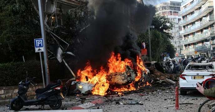 Kebakaran terjadi di Tel Aviv, Israel akibat dihantam rudal Iran.