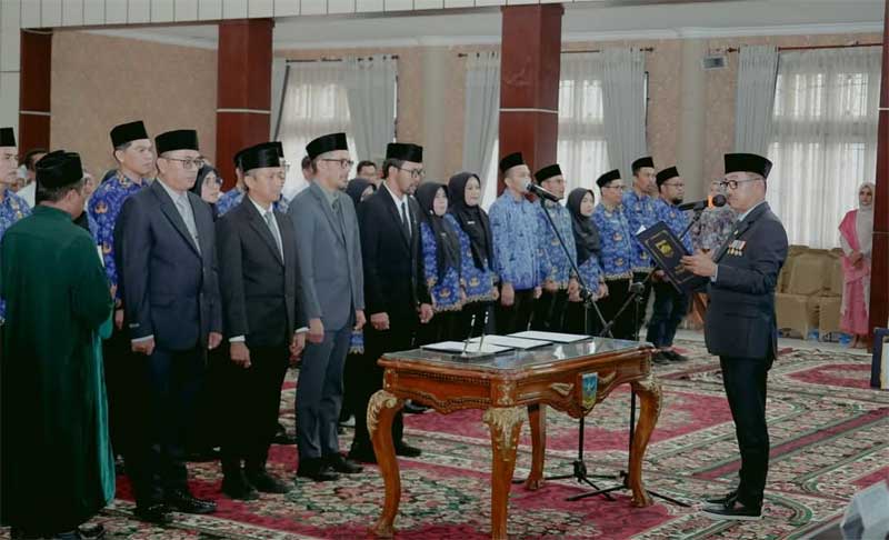 Bupati Solok Selatan, Khairunas melantik sejumlah pejabat, Rabu (9/4/2026).