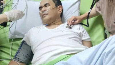 Sekjen PWI Zulmansyah Sekedang saat dirawat di rumah sakit.
