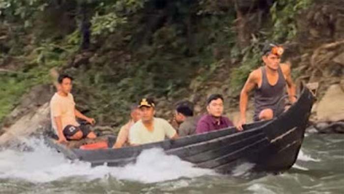 Wakil Gubernur Sumbar Vasko Ruseimy harus melaluii jalur sungai.