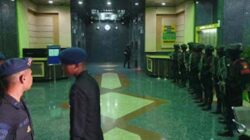 Sejumlah personel Brimob bersenjata disiagakan.