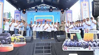 Gubernur Sumbar dan Direktur Utama (Dirut) Bank Nagari Gusti Candra, dalam acara puncak penarikan undian Gebyar Hadiah.