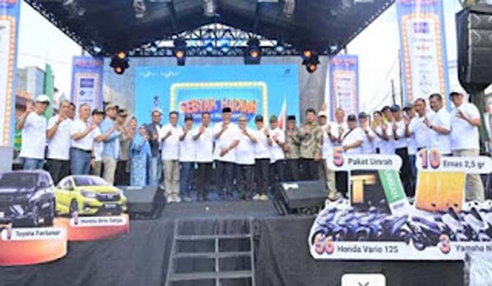 Gubernur Sumbar dan Direktur Utama (Dirut) Bank Nagari Gusti Candra, dalam acara puncak penarikan undian Gebyar Hadiah.