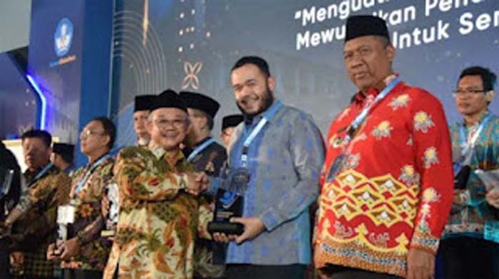 Wali Kota Padang Fadly Amran menerima penghargaan dari Kementerian.