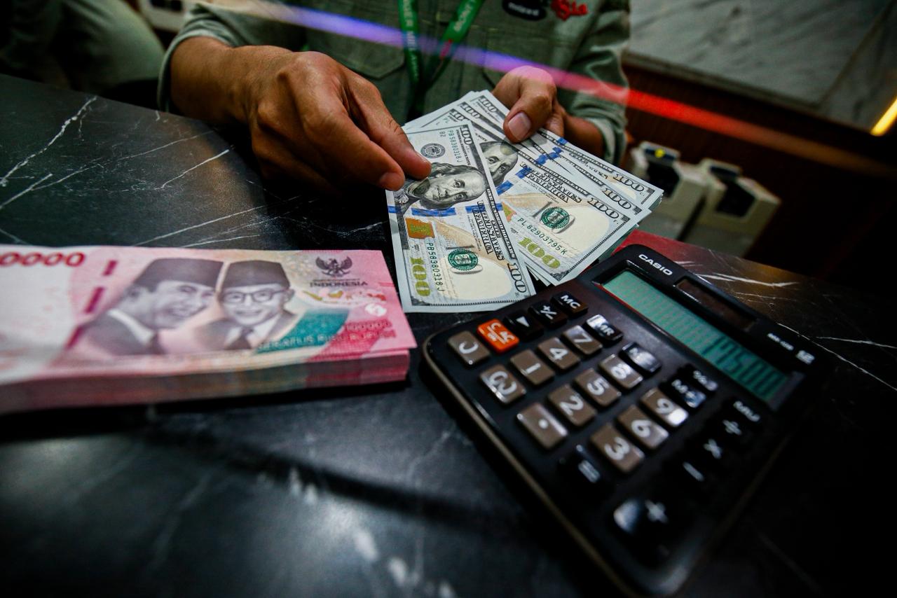 Pengusaha Mulai Naikkan Harga Barang Imbas Rupiah Anjlok ke Rp17.600 per Dolar AS.