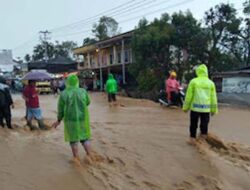 Hujan Deras Picu Banjir di Pantai Cermin Solok, Jalan Utama Terendam