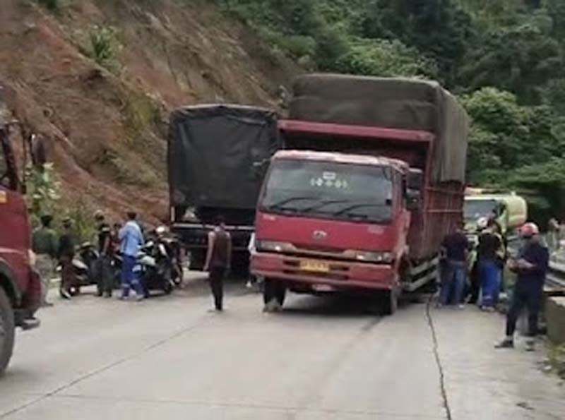 Truk Patah As di Sitinjau Lauik, Jalur Padang–Solok Lumpuh Total