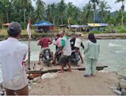Jembatan Hanyut di Anduriang, Warga Padang Pariaman Andalkan Rakit untuk Seberangi Sungai
