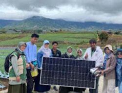 Dukung Pertanian Berkelanjutan, Unand Serahkan Teknologi Pompa Air ke Petani Solok