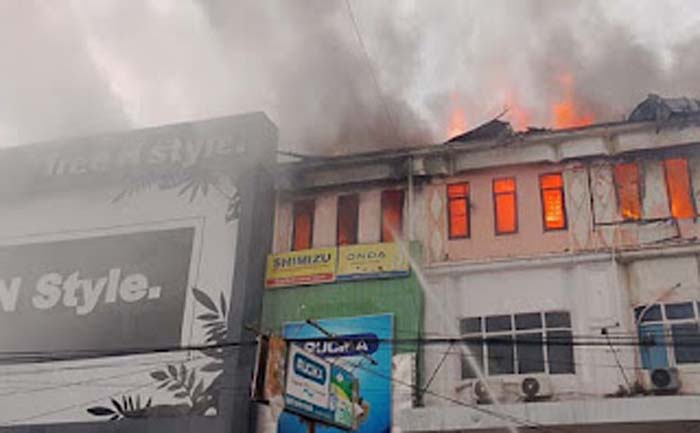 Kebakaran Hebat Hanguskan Puluhan Ruko dan Kios di Bukittinggi.