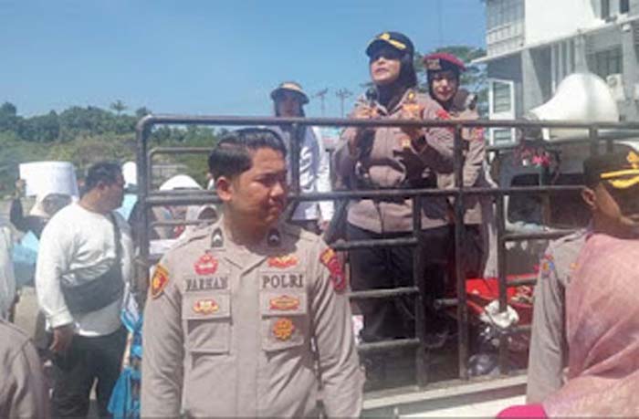 Aksi Humanis Kapolres Perempuan Pertama di Padang Pariaman Dinginkan Demo Warga Kasang.