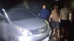 Petugas Polsek Grobogan bersama warga menangkap pecatan polisi pelaku penipuan.
