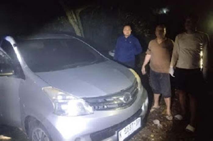 Petugas Polsek Grobogan bersama warga menangkap pecatan polisi pelaku penipuan.